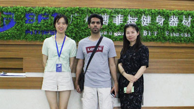 卡塔尔客户来中国采购向日葵污APP健身房器材 